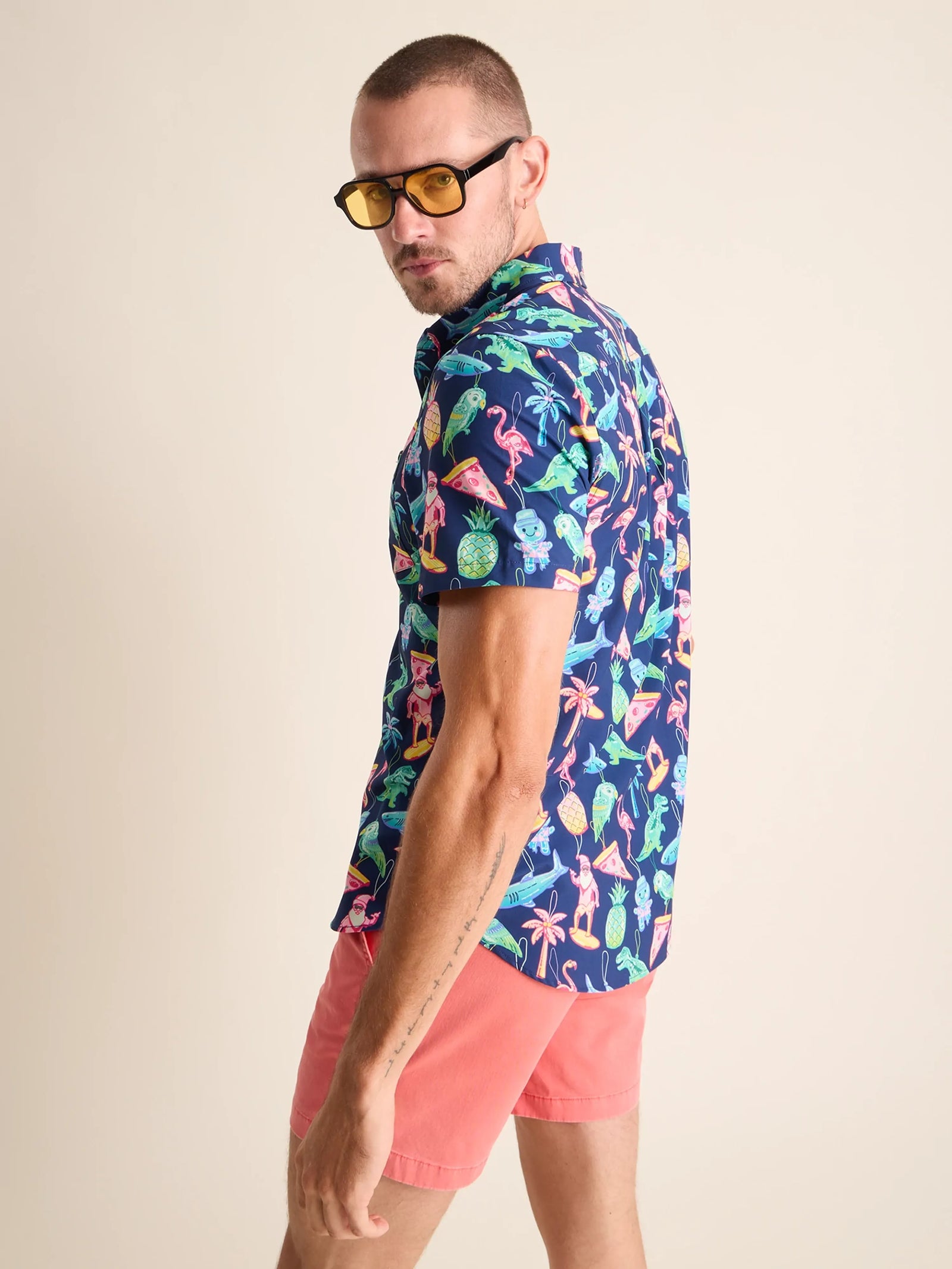 Chubbies M SS Performance Friday Shirt THE HOLIDOOZY