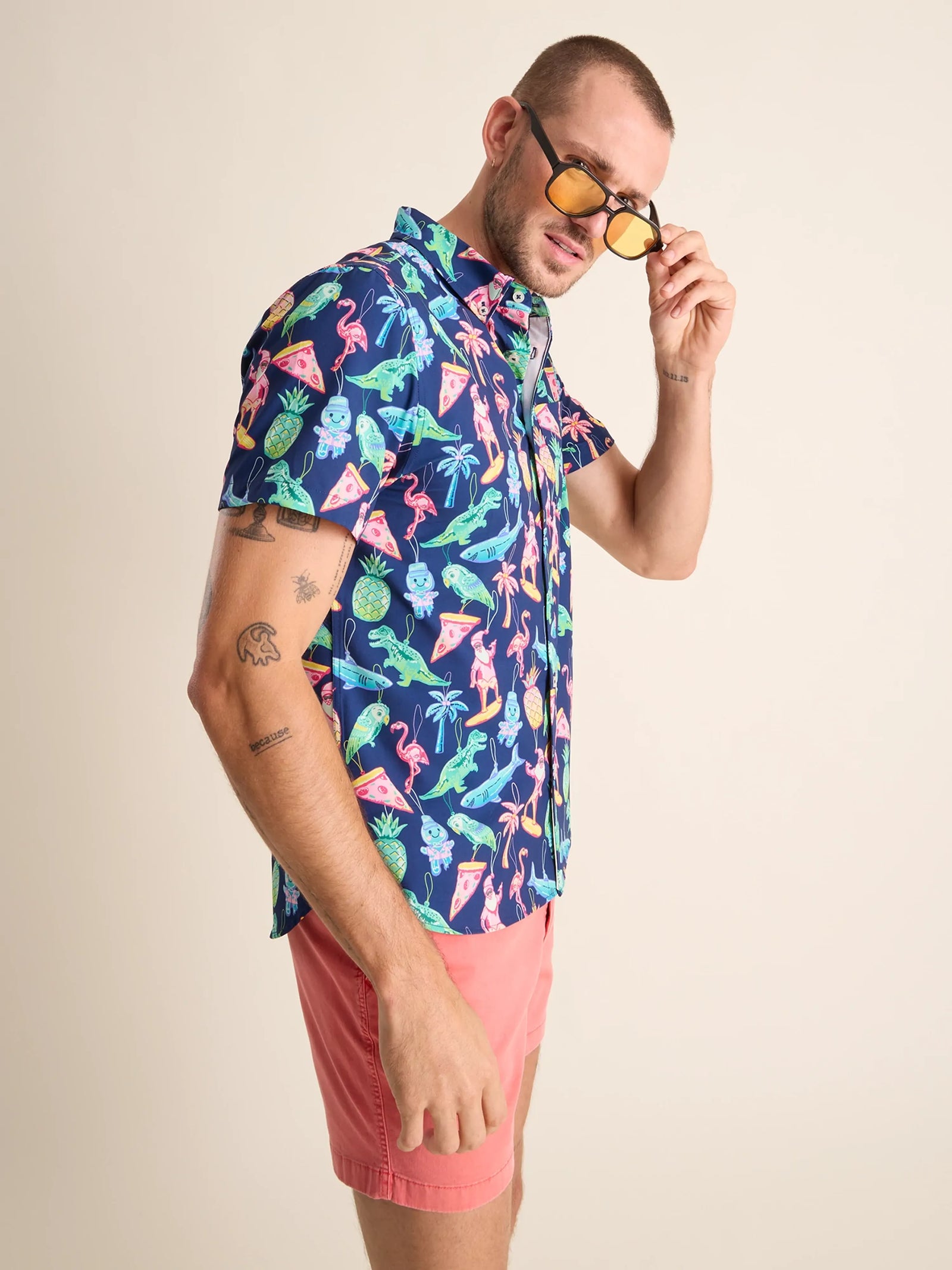 Chubbies M SS Performance Friday Shirt THE HOLIDOOZY