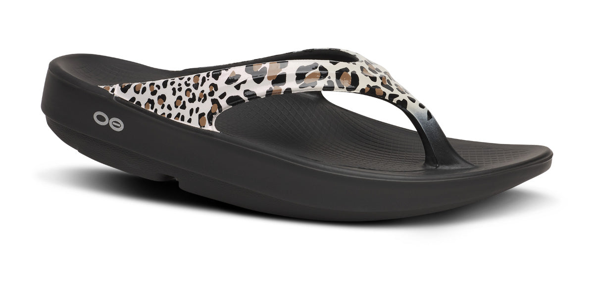 OOFOS W OOlala Limited Thong Sandal LEOPARD