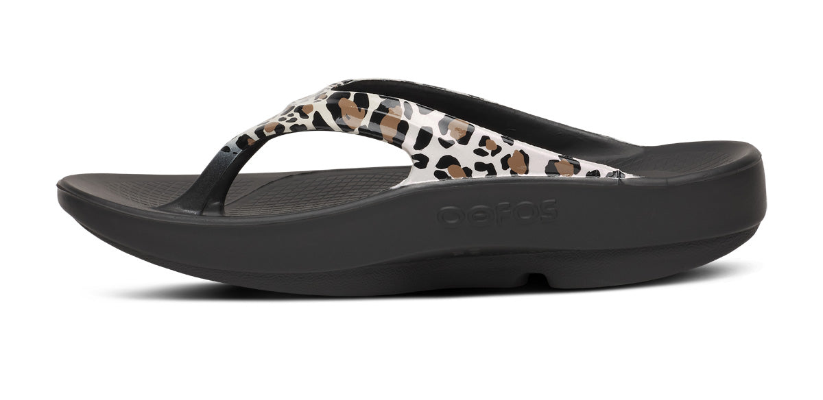 OOFOS W OOlala Limited Thong Sandal LEOPARD