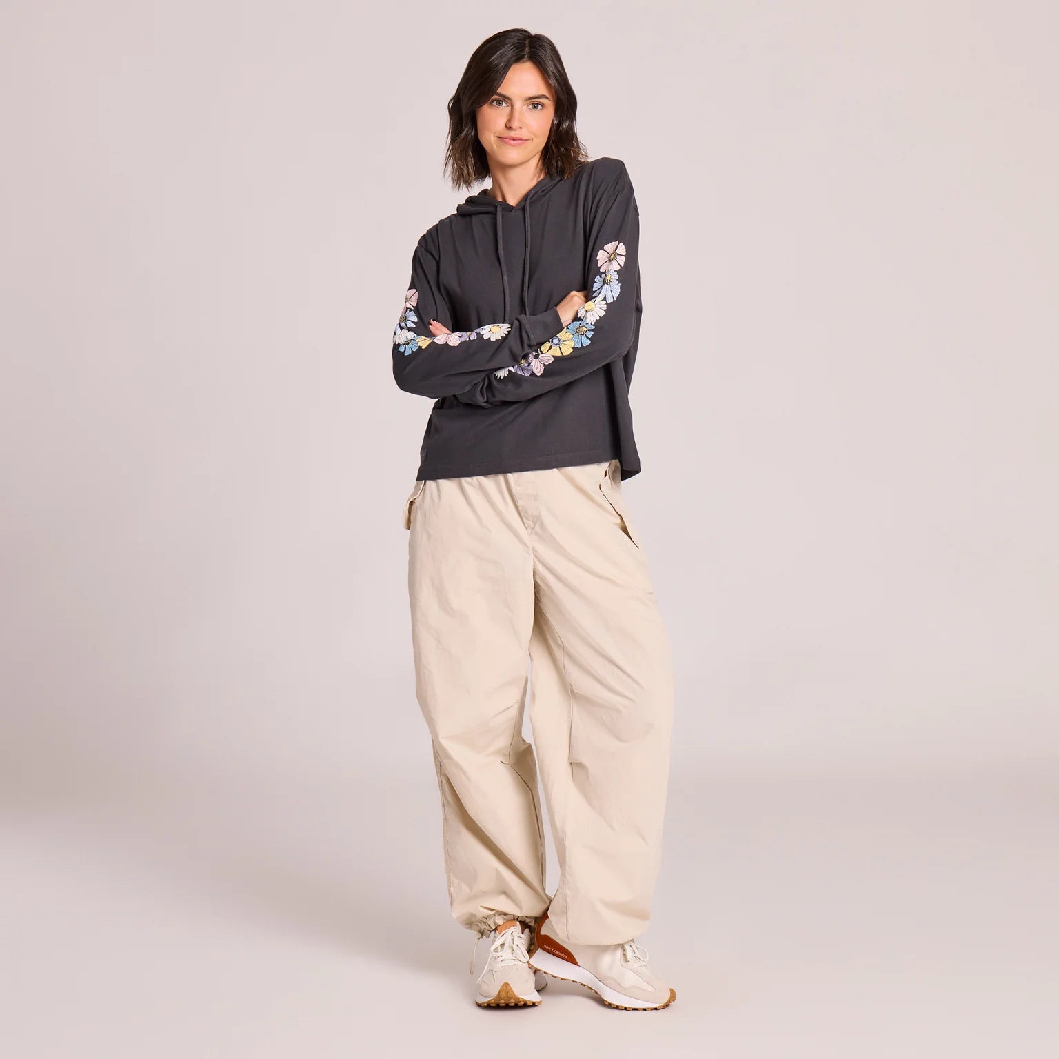 Life is Good W LS Crusher Boxy Row of Wildflowers Hoodie FADED BLACK