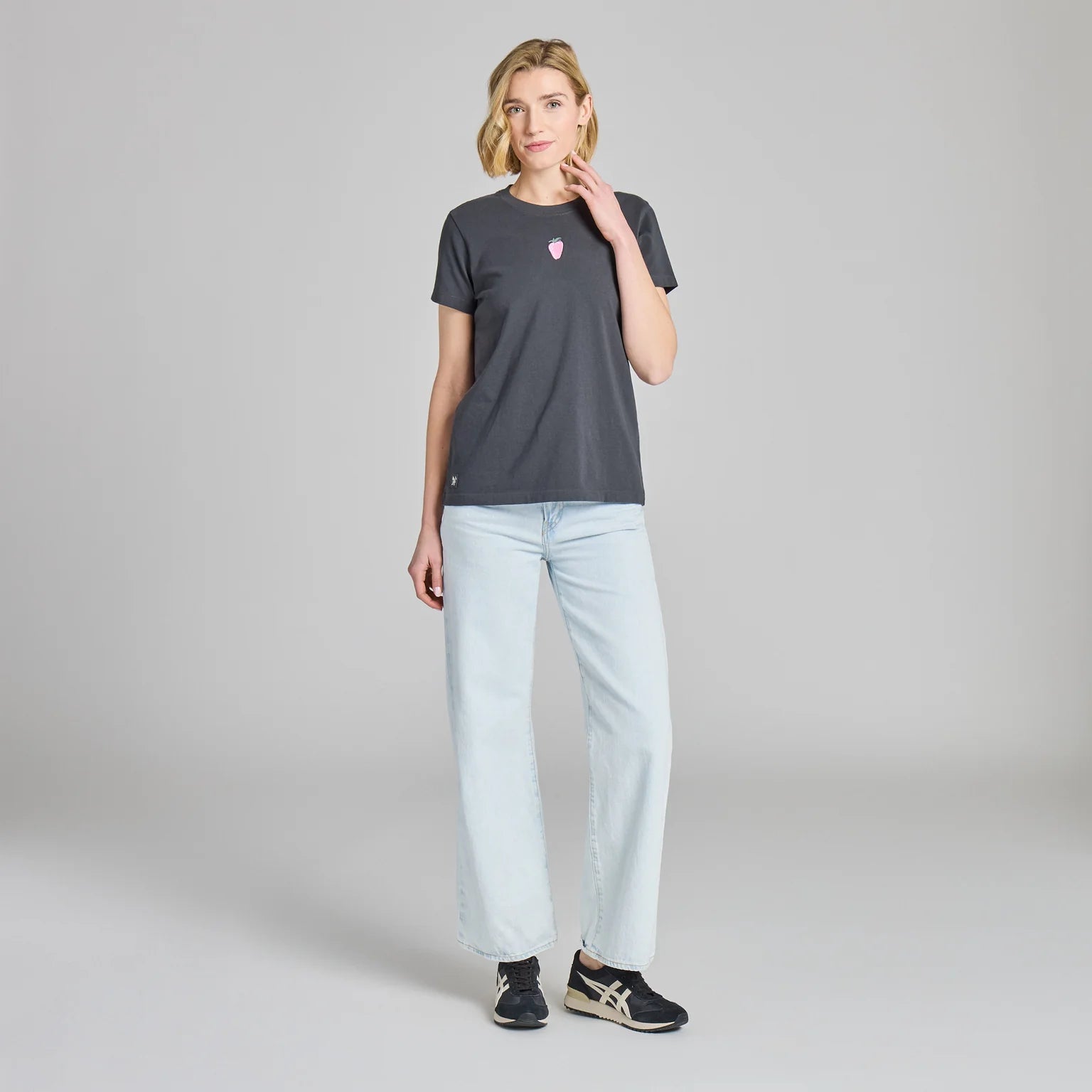 Life Is Good W SS Crusher Embroidered Strawberry Tee FADED BLACK