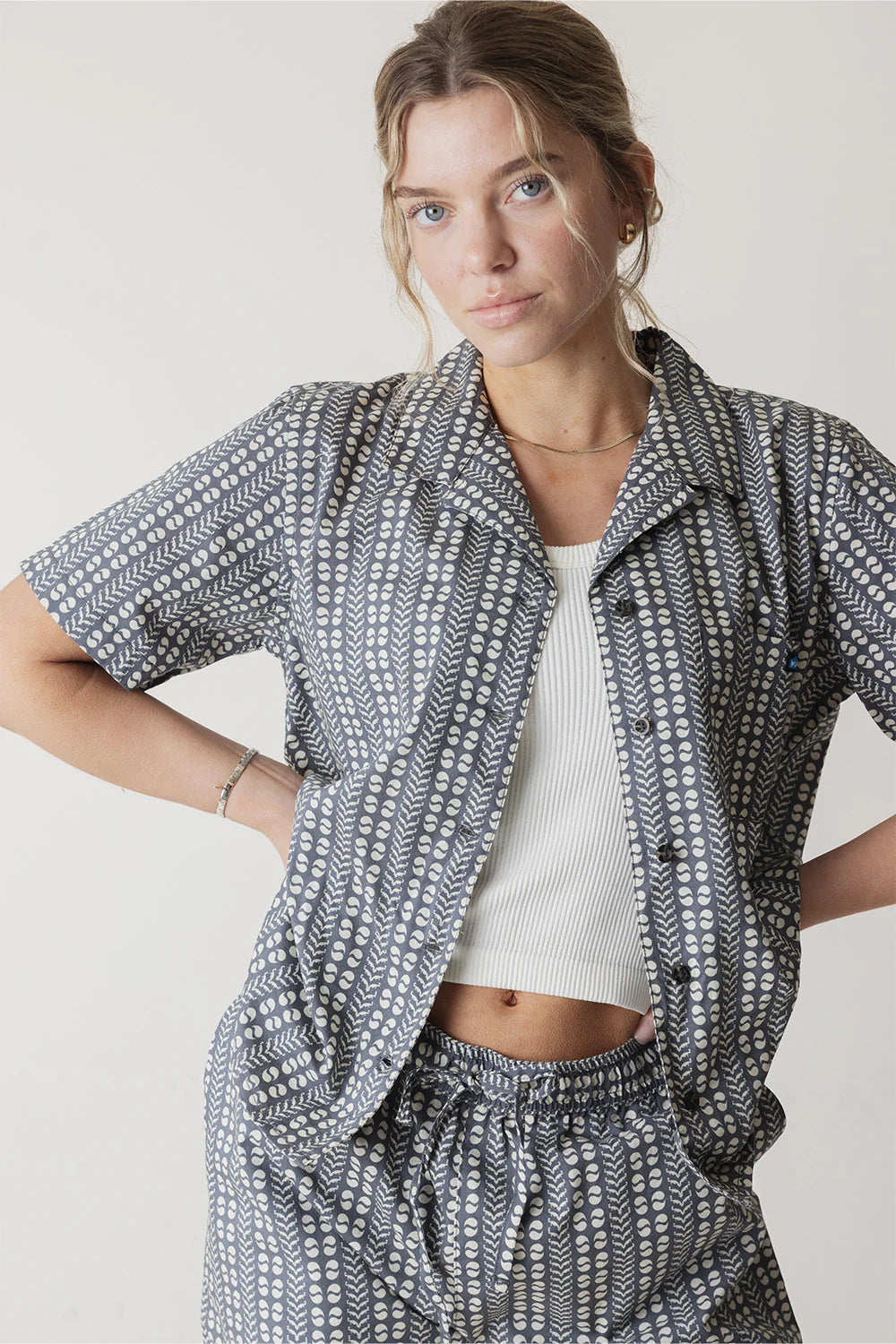 KAVU W SS Cedar Springs Shirt VINTAGE MOTIF