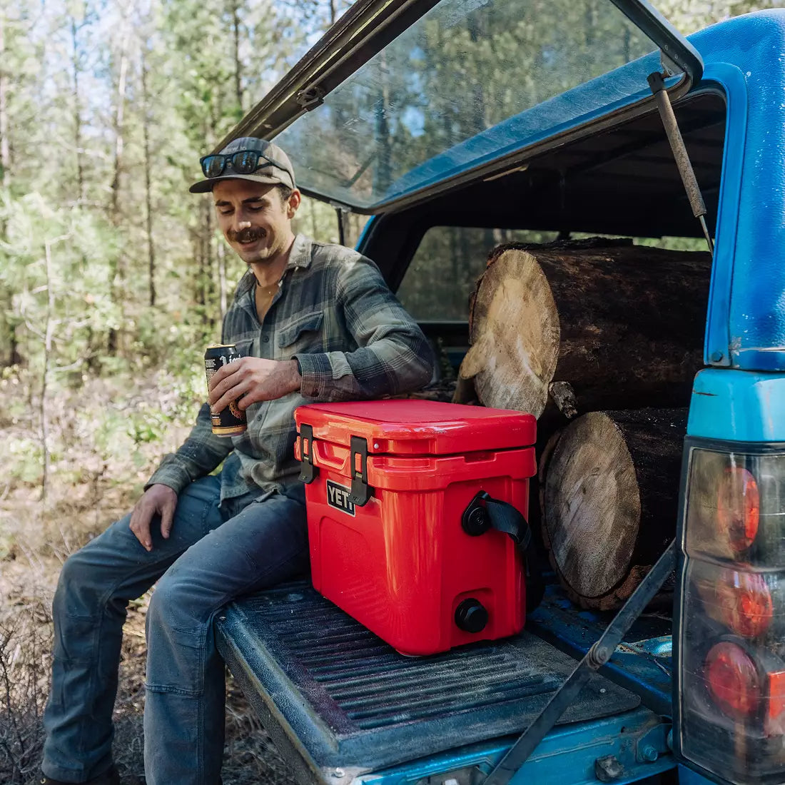 Yeti Roadie 15 Hard Cooler RESCUE RED