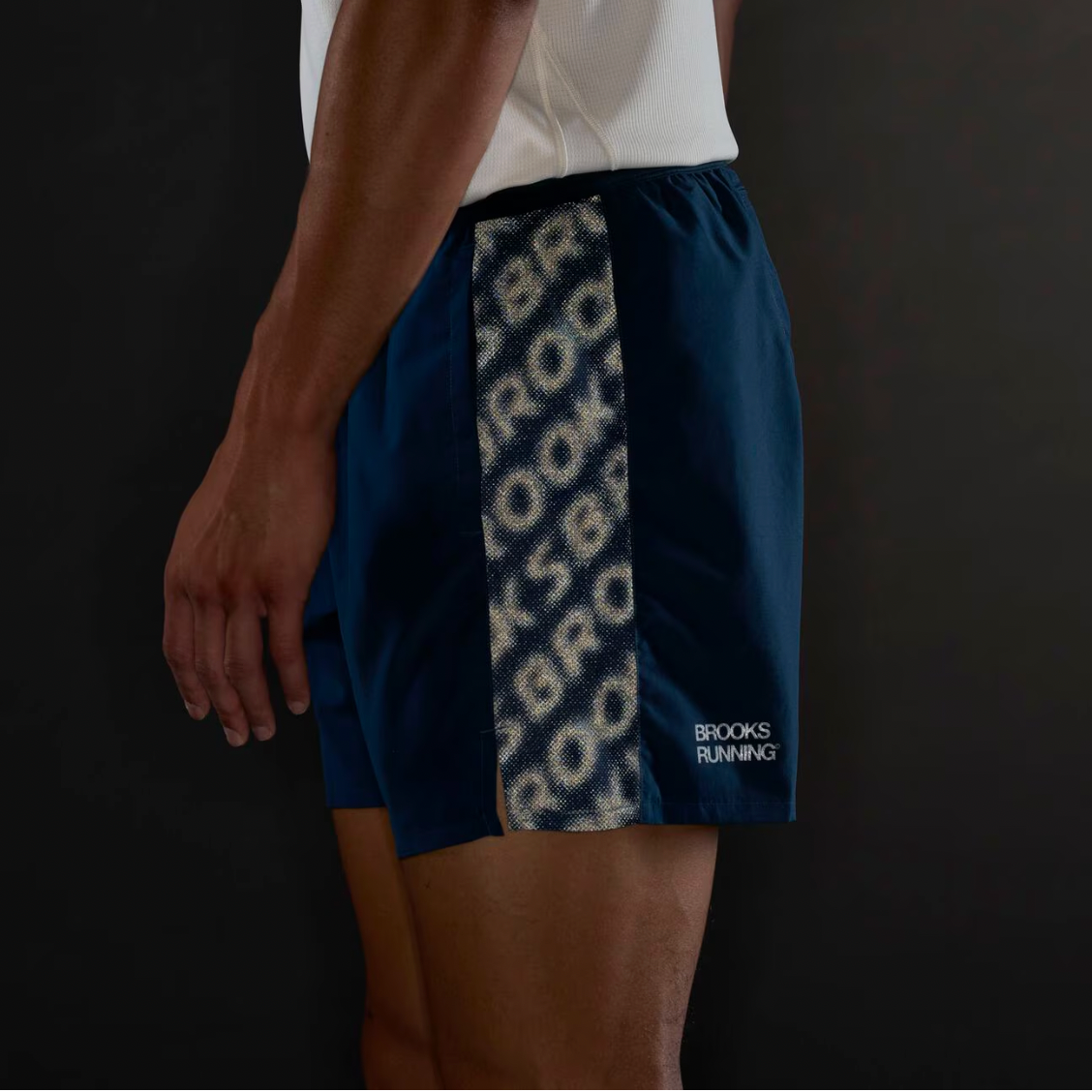 Brooks M Dash Reflective Short REFLECTIVE WORDMARK INDIGO
