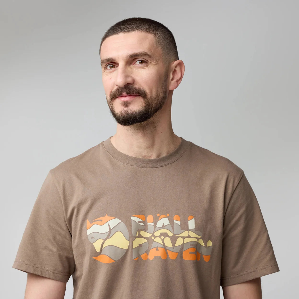 Fjallraven M SS Multi Color Logo T-Shirt  SUEDE BROWN
